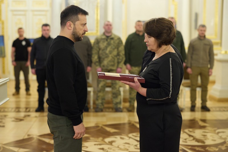 Президент Володимир Зеленський вручив ордени Золота Зірка рідним 21 полеглого Героя України: Всі імена, які сьогодні прозвучать, – це імена подвигів Президент Володимир Зеленський вручив ордени Золота Зірка рідним 21 полеглого Героя України: Всі імена, які сьогодні прозвучать, – це імена подвигів