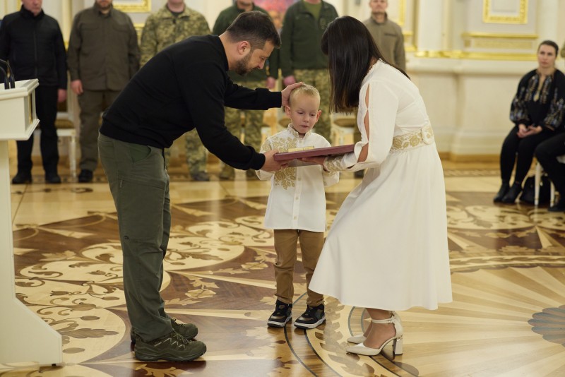 Президент Володимир Зеленський вручив ордени Золота Зірка рідним 21 полеглого Героя України: Всі імена, які сьогодні прозвучать, – це імена подвигів Президент Володимир Зеленський вручив ордени Золота Зірка рідним 21 полеглого Героя України: Всі імена, які сьогодні прозвучать, – це імена подвигів