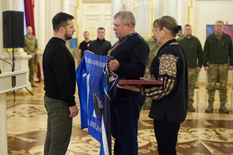 Президент Володимир Зеленський вручив ордени Золота Зірка рідним 21 полеглого Героя України: Всі імена, які сьогодні прозвучать, – це імена подвигів Президент Володимир Зеленський вручив ордени Золота Зірка рідним 21 полеглого Героя України: Всі імена, які сьогодні прозвучать, – це імена подвигів