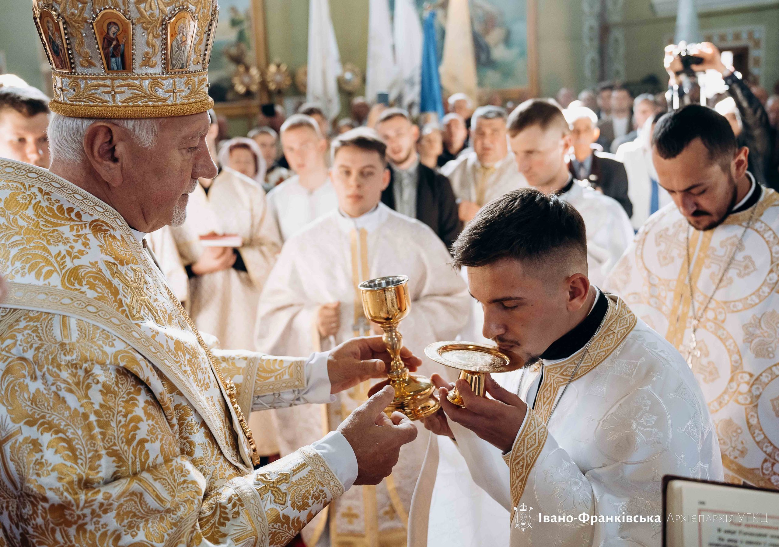 «Щасливі є ті люди, які своїми серцями стали подібні до доброї землі», – Митрополит Володимир у Солотвині «Щасливі є ті люди, які своїми серцями стали подібні до доброї землі», – Митрополит Володимир у Солотвині