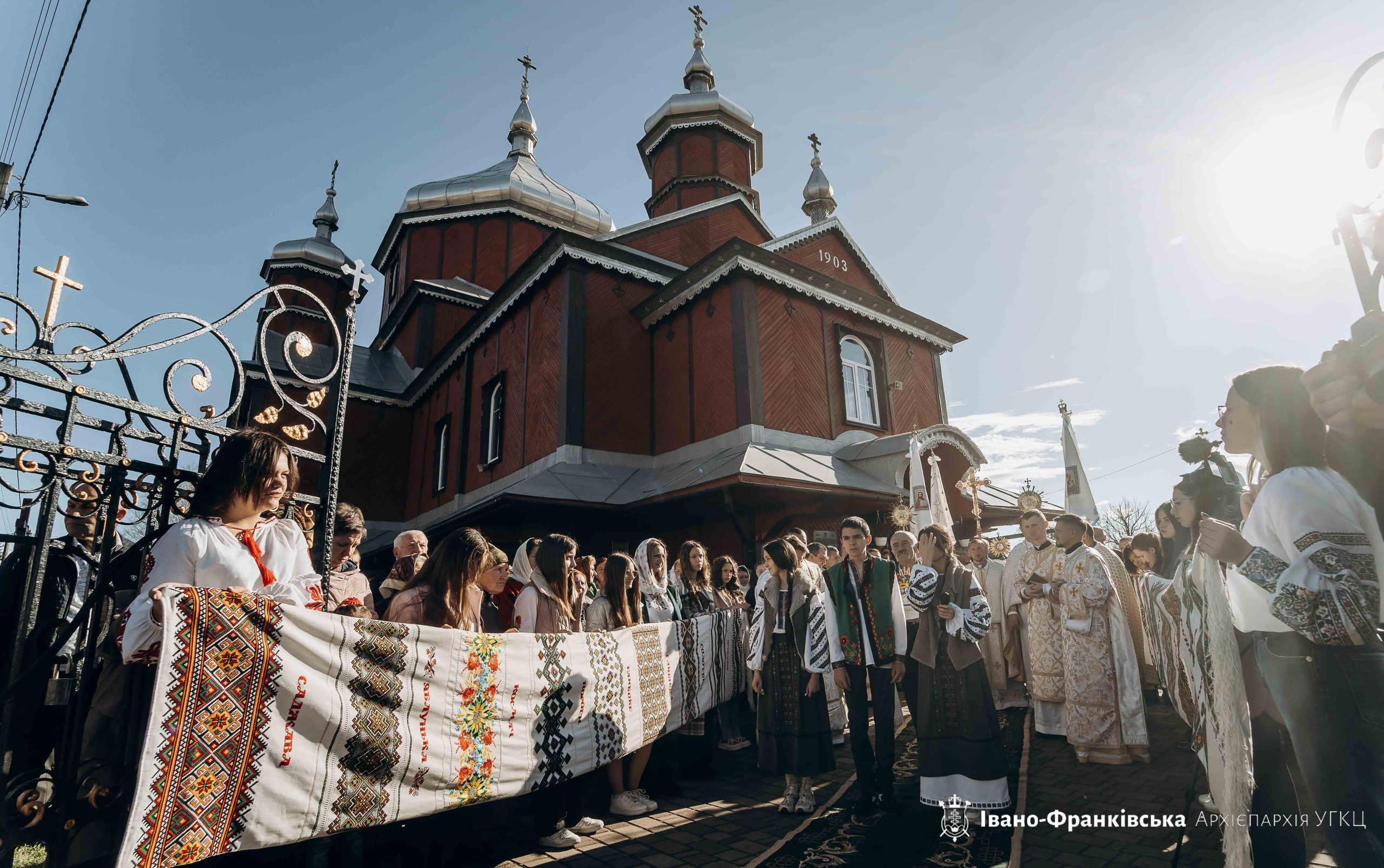 «Щасливі є ті люди, які своїми серцями стали подібні до доброї землі», – Митрополит Володимир у Солотвині «Щасливі є ті люди, які своїми серцями стали подібні до доброї землі», – Митрополит Володимир у Солотвині