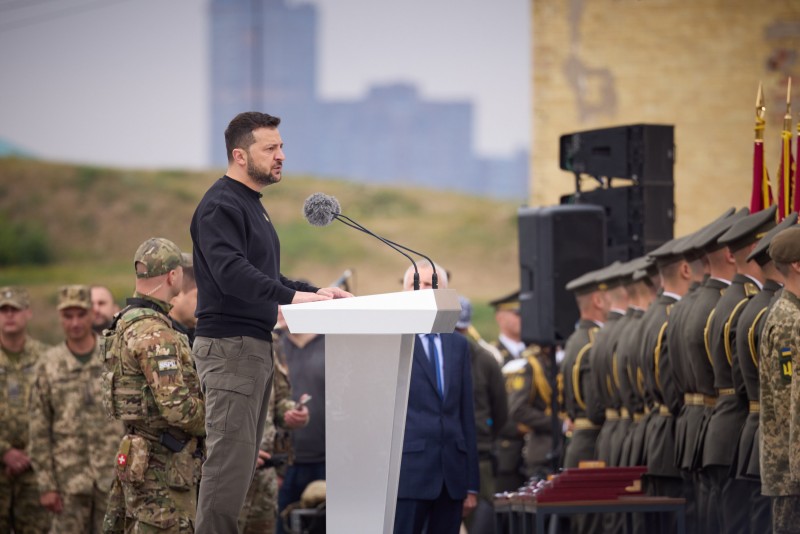 Треба кожну можливість обертати в наближення нашої перемоги – і перемога буде – Володимир Зеленський взяв участь у заходах до Дня захисників і захисниць України Треба кожну можливість обертати в наближення нашої перемоги – і перемога буде – Володимир Зеленський взяв участь у заходах до Дня захисників і захисниць України