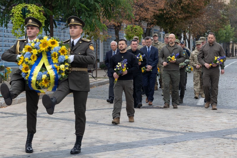 У День захисників і захисниць України Президент вшанував пам’ять воїнів, які загинули за Батьківщину У День захисників і захисниць України Президент вшанував пам’ять воїнів, які загинули за Батьківщину