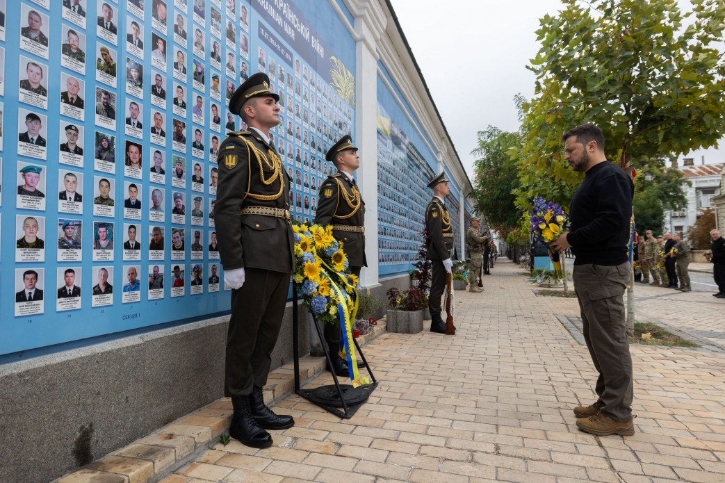 У День захисників і захисниць України Президент вшанував пам’ять воїнів, які загинули за Батьківщину У День захисників і захисниць України Президент вшанував пам’ять воїнів, які загинули за Батьківщину