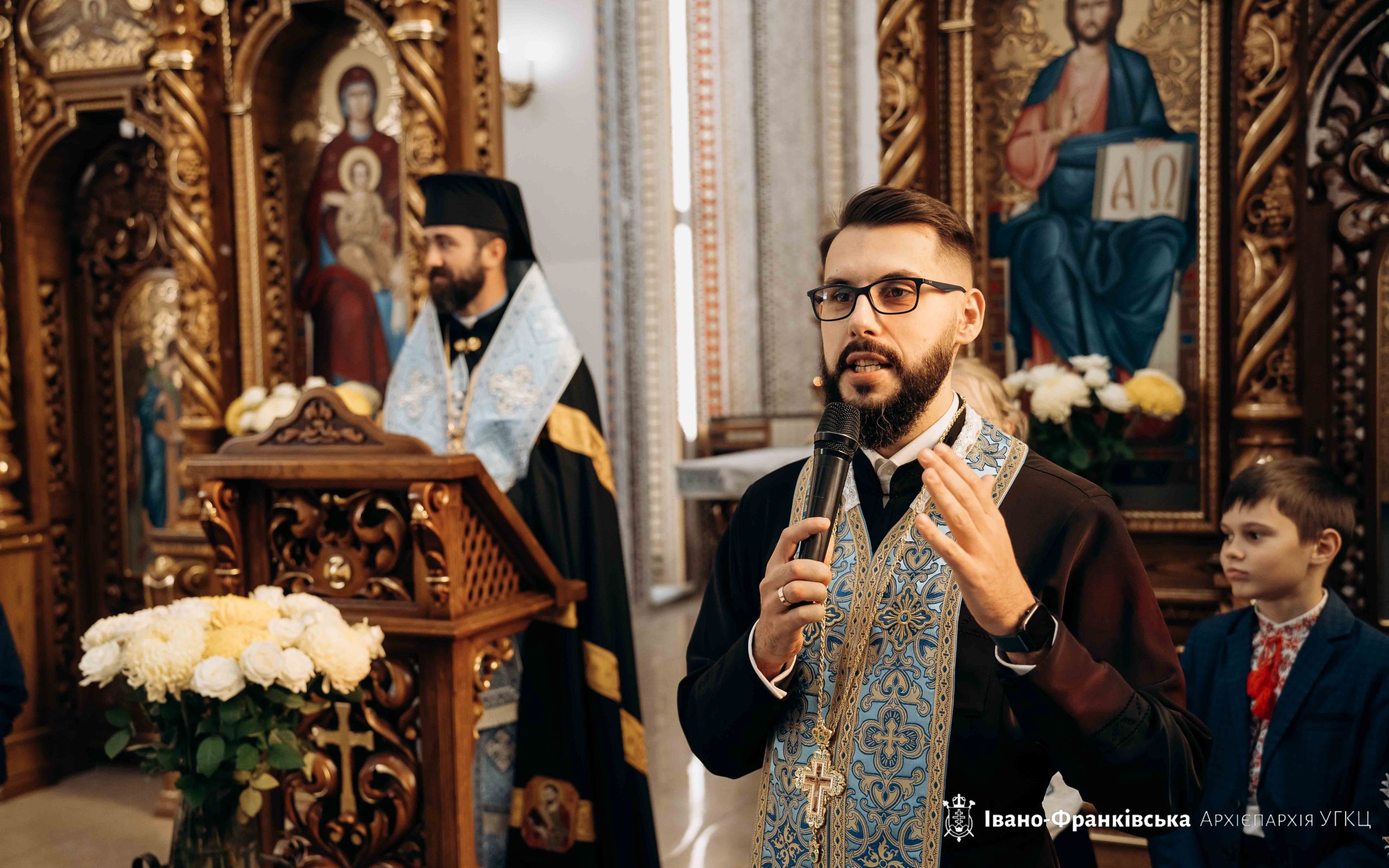 Учні Католицького ліцею єдналися у молитві на вервиці із Владикою Миколою Учні Католицького ліцею єдналися у молитві на вервиці із Владикою Миколою