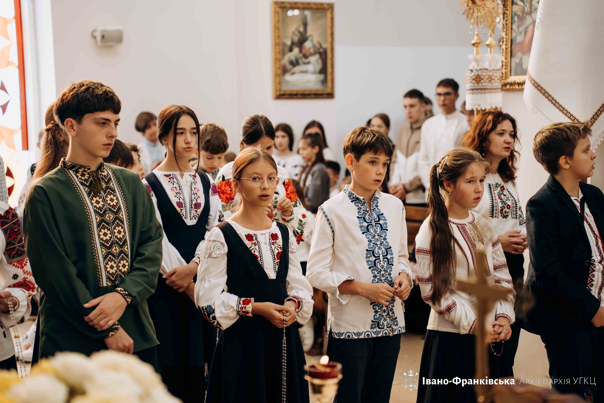 Учні Католицького ліцею єдналися у молитві на вервиці із Владикою Миколою Учні Католицького ліцею єдналися у молитві на вервиці із Владикою Миколою