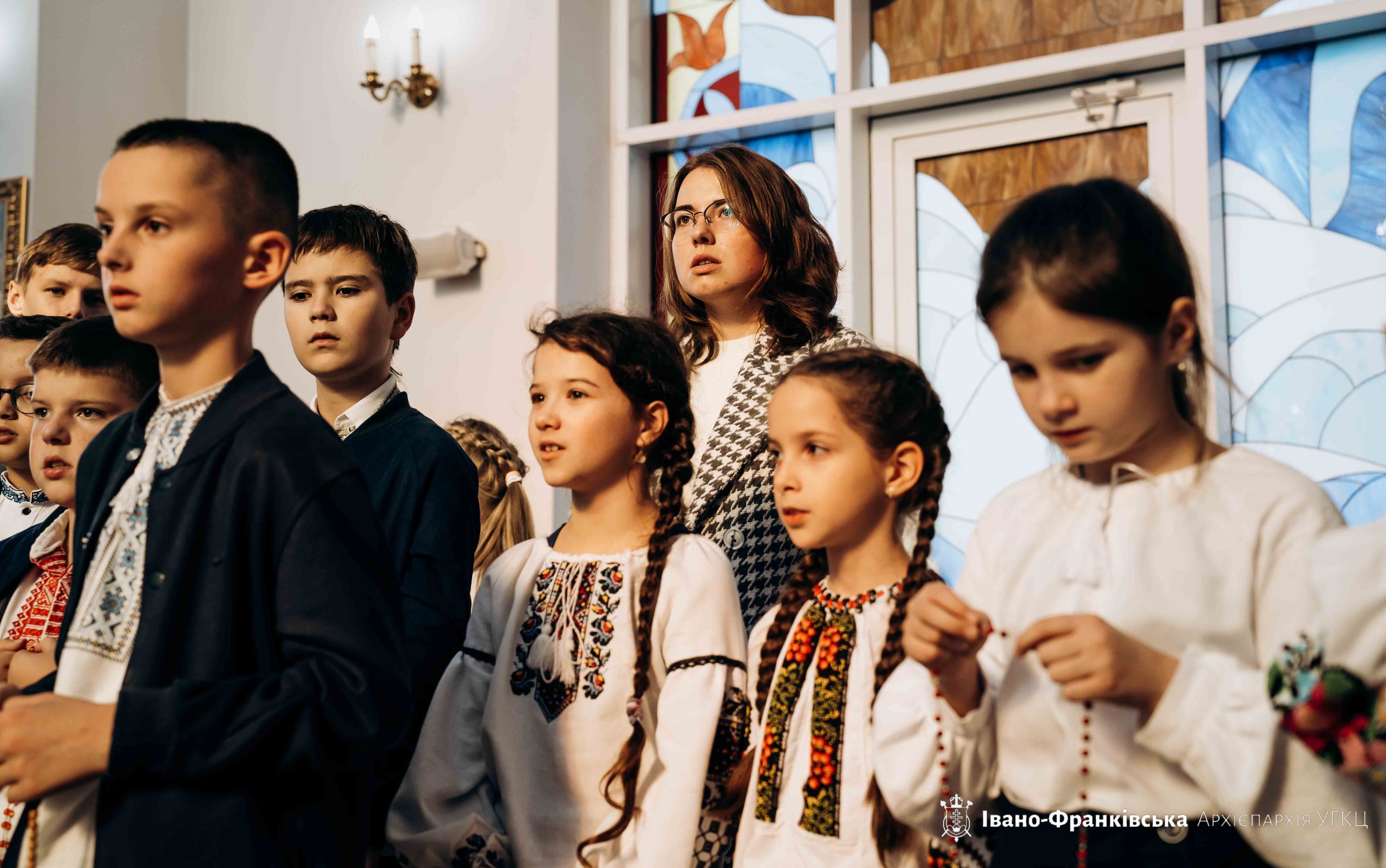 Учні Католицького ліцею єдналися у молитві на вервиці із Владикою Миколою Учні Католицького ліцею єдналися у молитві на вервиці із Владикою Миколою