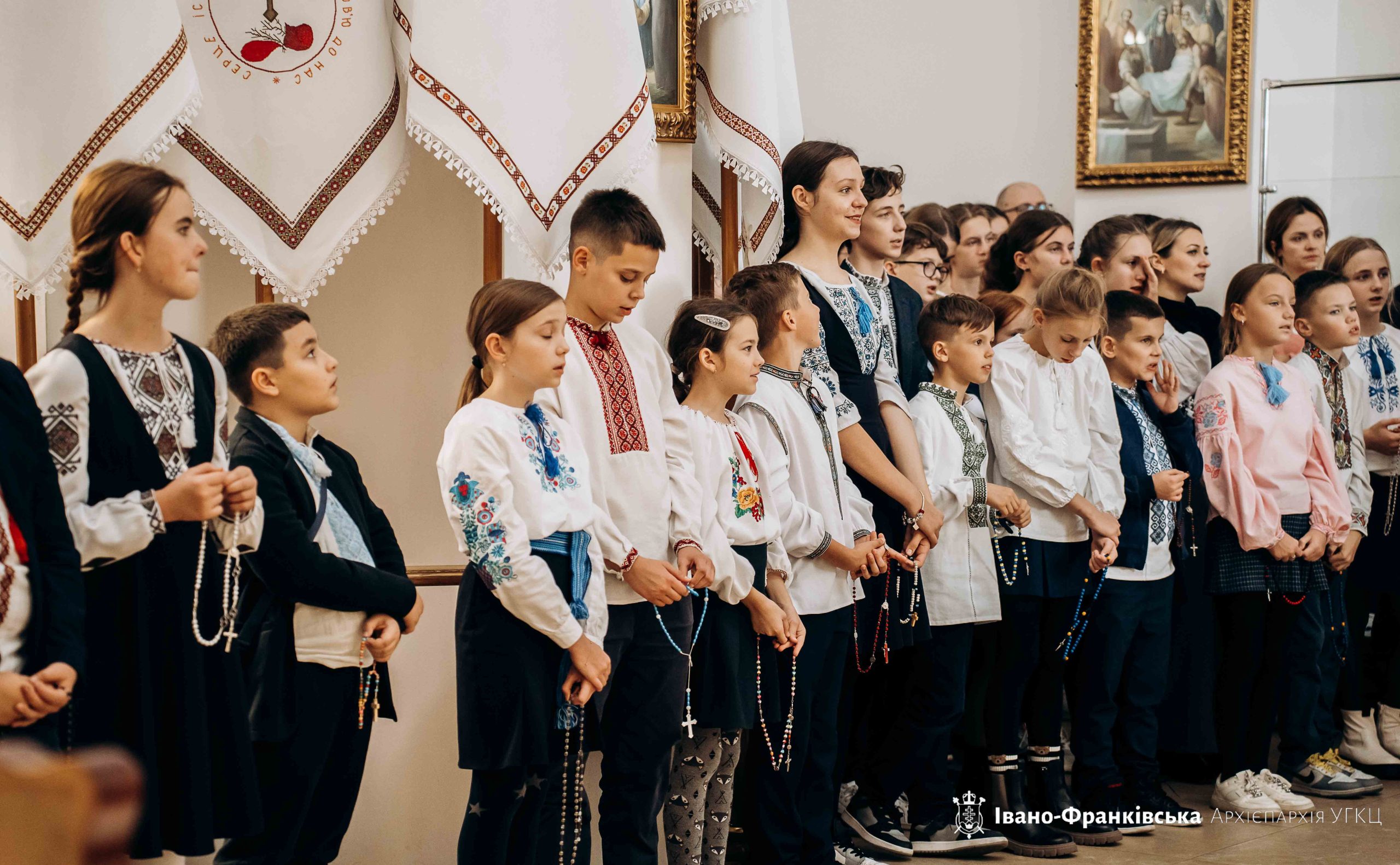 Учні Католицького ліцею єдналися у молитві на вервиці із Владикою Миколою Учні Католицького ліцею єдналися у молитві на вервиці із Владикою Миколою