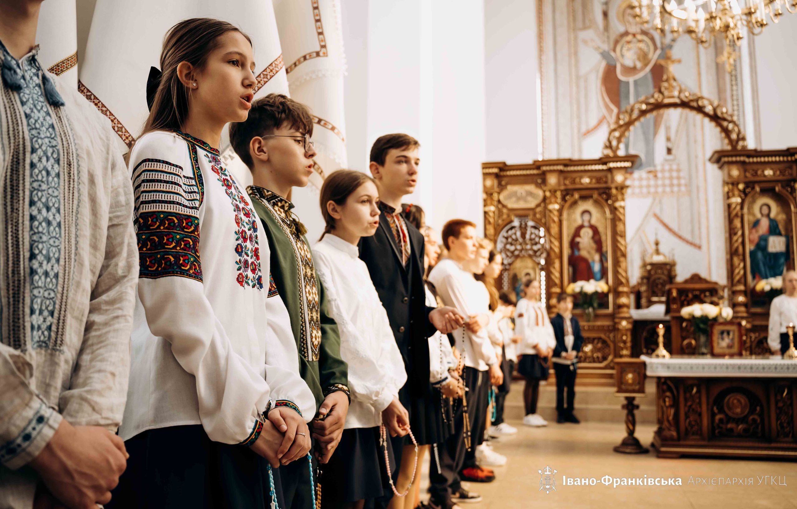 Учні Католицького ліцею єдналися у молитві на вервиці із Владикою Миколою Учні Католицького ліцею єдналися у молитві на вервиці із Владикою Миколою