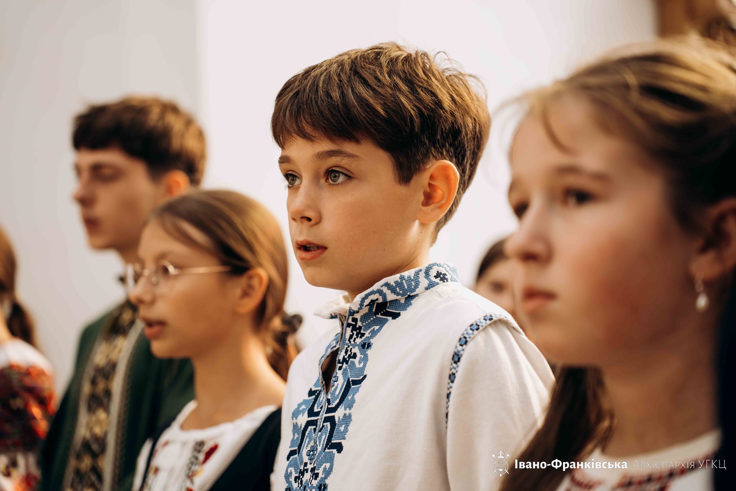 Учні Католицького ліцею єдналися у молитві на вервиці із Владикою Миколою Учні Католицького ліцею єдналися у молитві на вервиці із Владикою Миколою