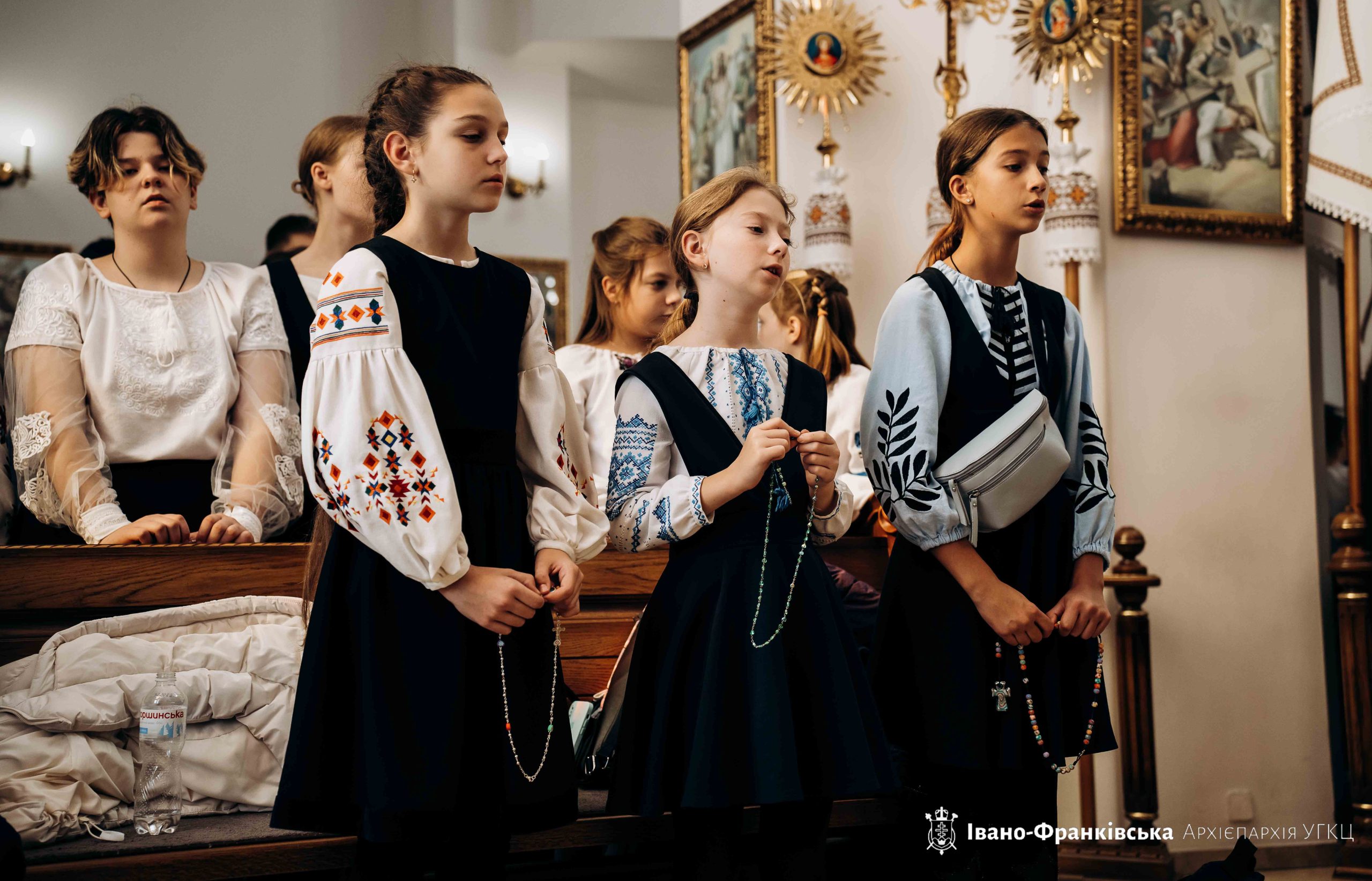 Учні Католицького ліцею єдналися у молитві на вервиці із Владикою Миколою Учні Католицького ліцею єдналися у молитві на вервиці із Владикою Миколою