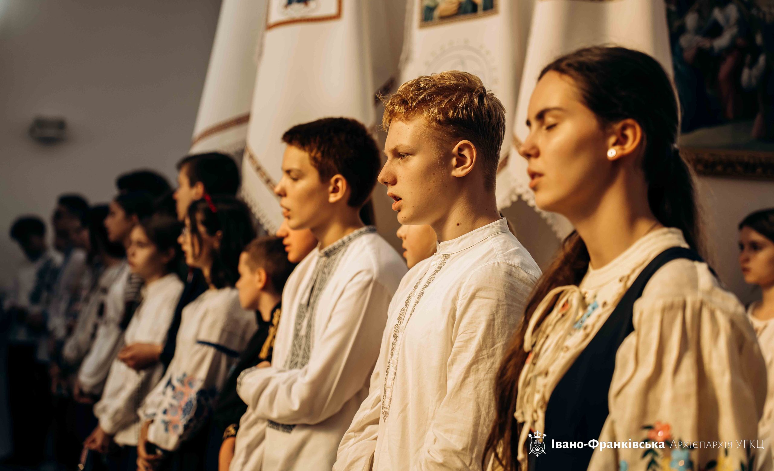 Учні Католицького ліцею єдналися у молитві на вервиці із Владикою Миколою Учні Католицького ліцею єдналися у молитві на вервиці із Владикою Миколою