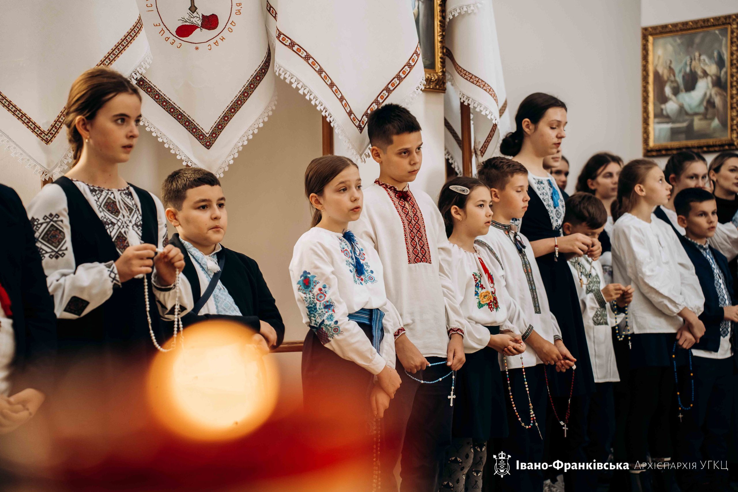 Учні Католицького ліцею єдналися у молитві на вервиці із Владикою Миколою Учні Католицького ліцею єдналися у молитві на вервиці із Владикою Миколою