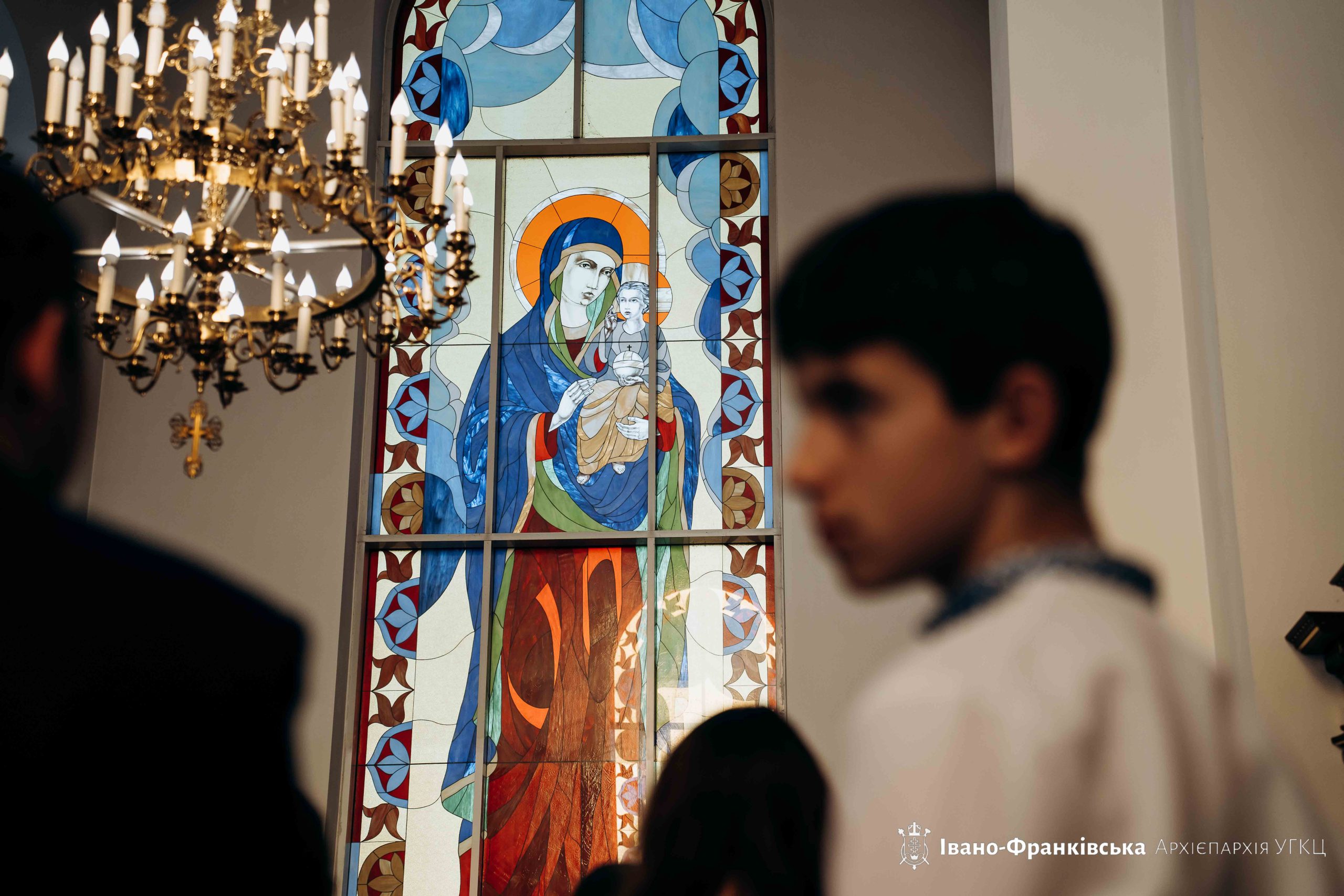 Учні Католицького ліцею єдналися у молитві на вервиці із Владикою Миколою Учні Католицького ліцею єдналися у молитві на вервиці із Владикою Миколою