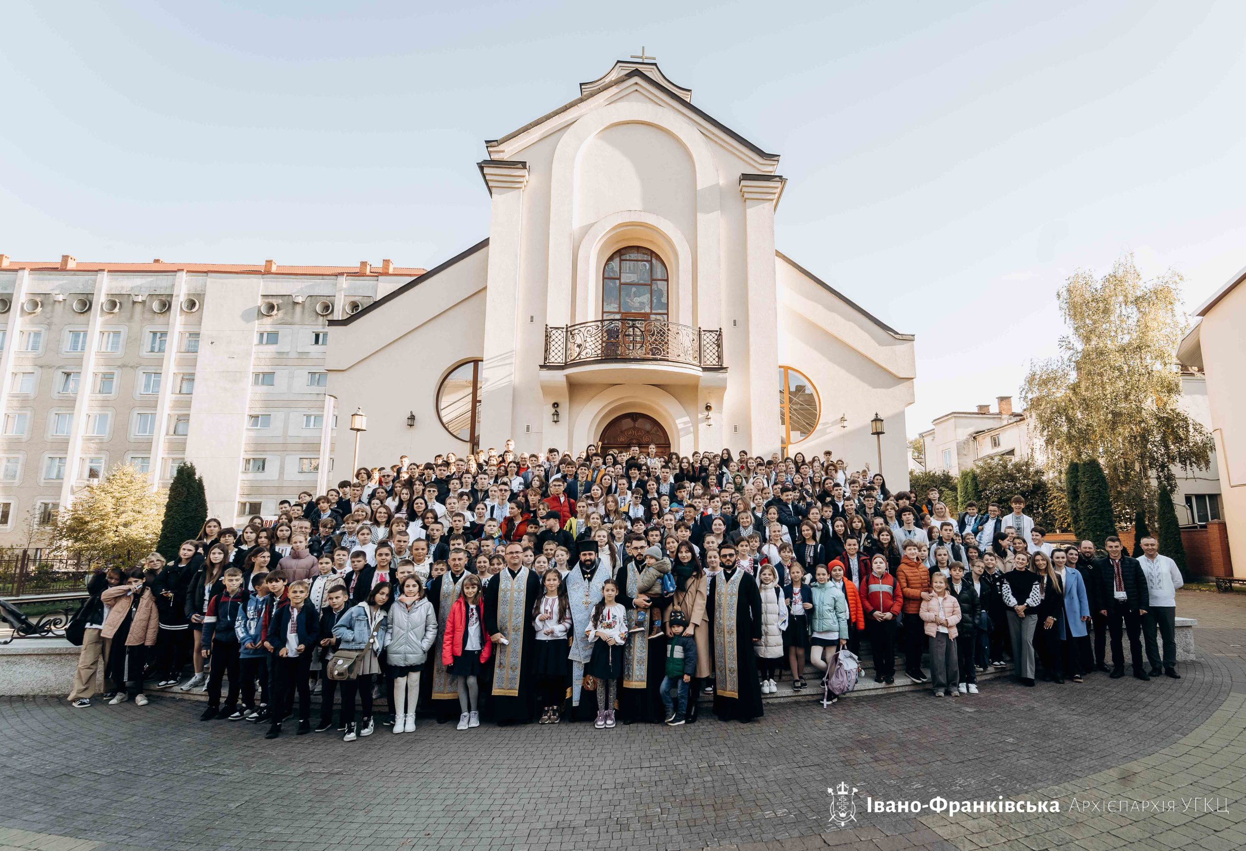 Учні Католицького ліцею єдналися у молитві на вервиці із Владикою Миколою Учні Католицького ліцею єдналися у молитві на вервиці із Владикою Миколою