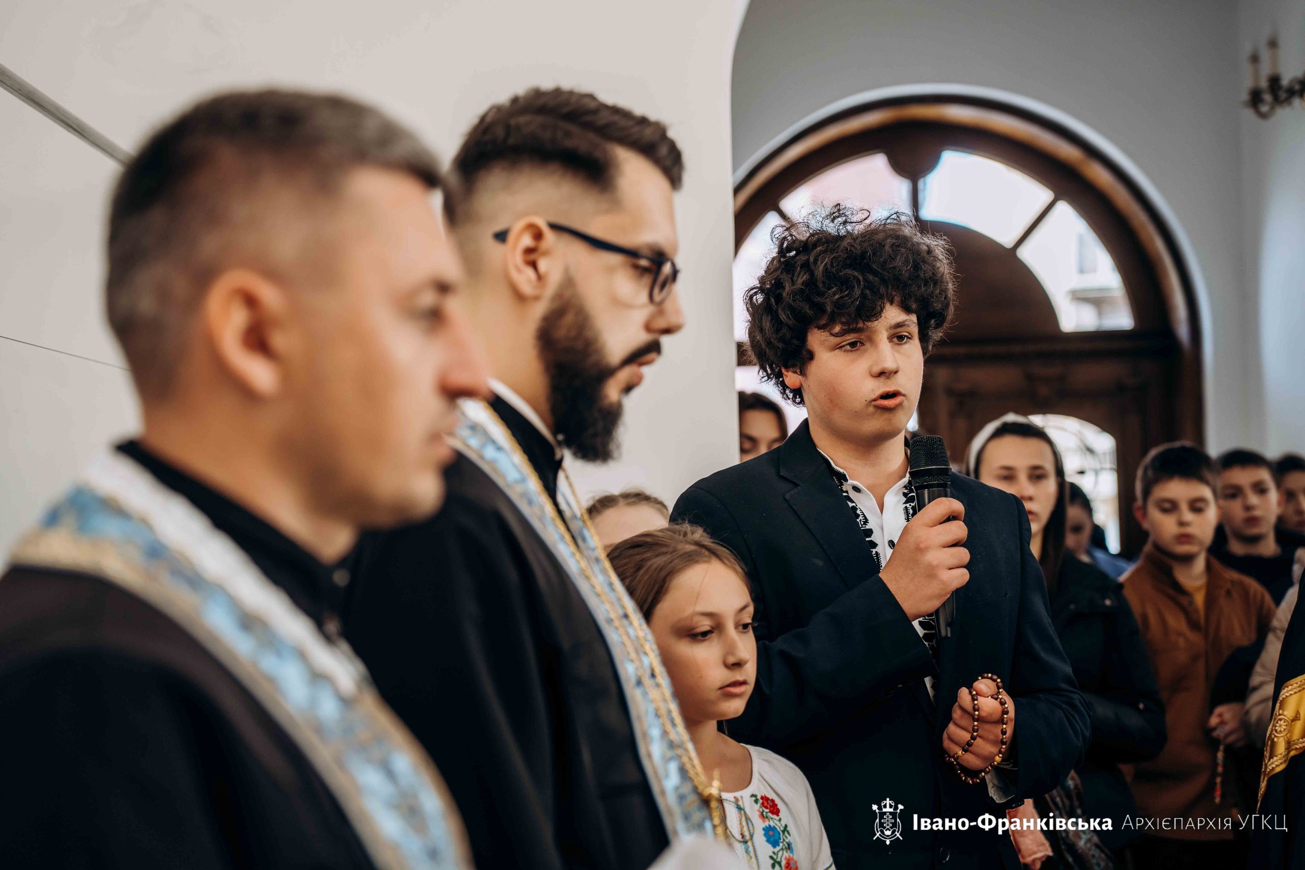 Учні Католицького ліцею єдналися у молитві на вервиці із Владикою Миколою Учні Католицького ліцею єдналися у молитві на вервиці із Владикою Миколою