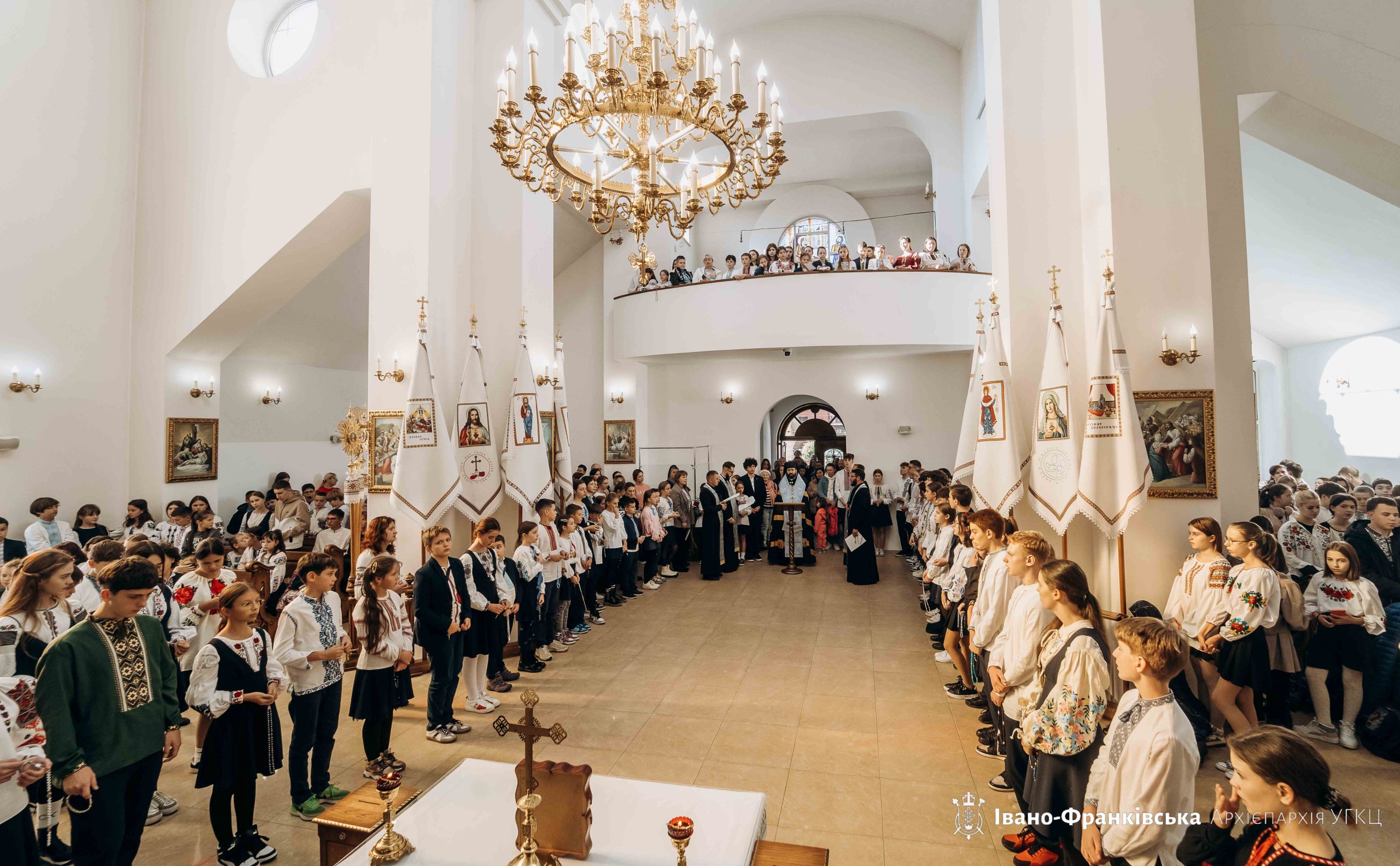 Учні Католицького ліцею єдналися у молитві на вервиці із Владикою Миколою Учні Католицького ліцею єдналися у молитві на вервиці із Владикою Миколою