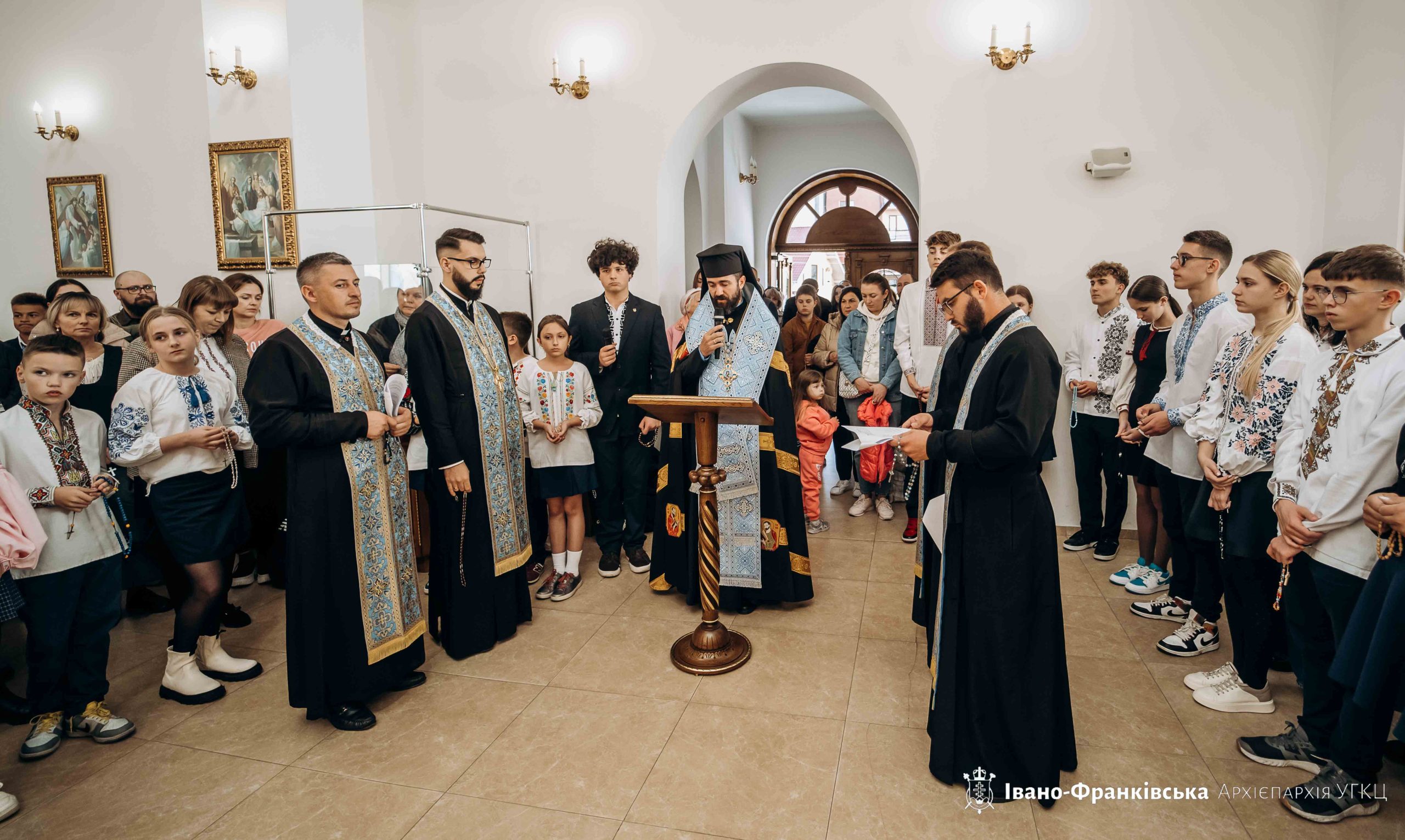 Учні Католицького ліцею єдналися у молитві на вервиці із Владикою Миколою Учні Католицького ліцею єдналися у молитві на вервиці із Владикою Миколою