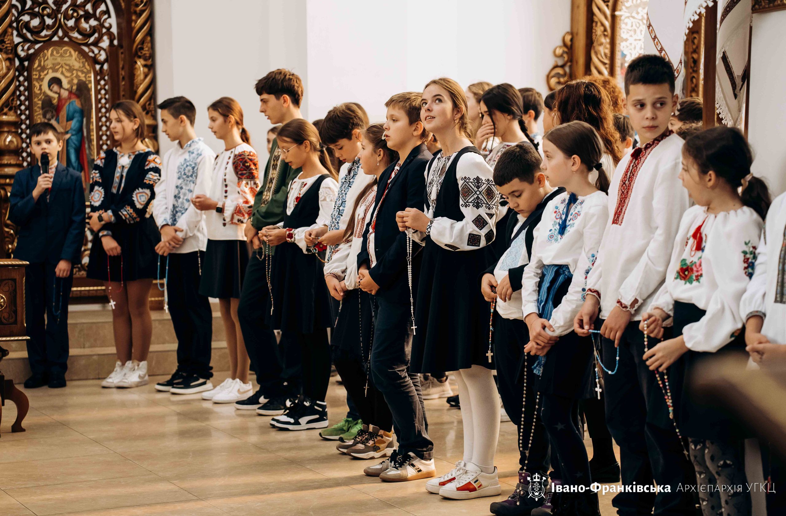 Учні Католицького ліцею єдналися у молитві на вервиці із Владикою Миколою Учні Католицького ліцею єдналися у молитві на вервиці із Владикою Миколою