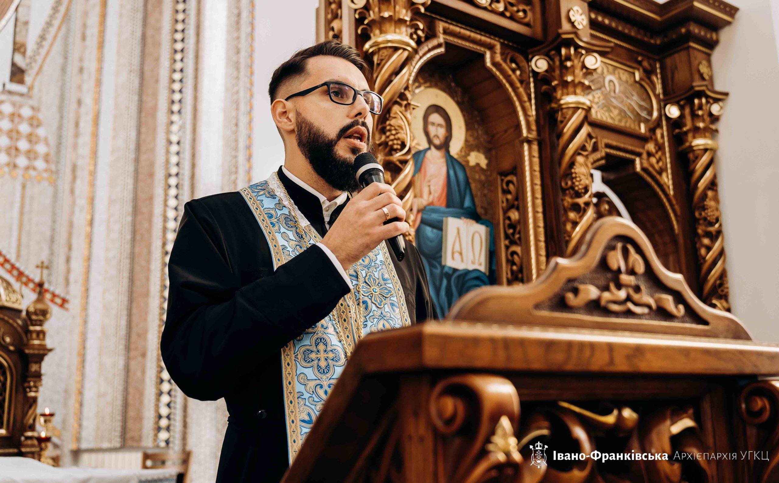 Учні Католицького ліцею єдналися у молитві на вервиці із Владикою Миколою Учні Католицького ліцею єдналися у молитві на вервиці із Владикою Миколою