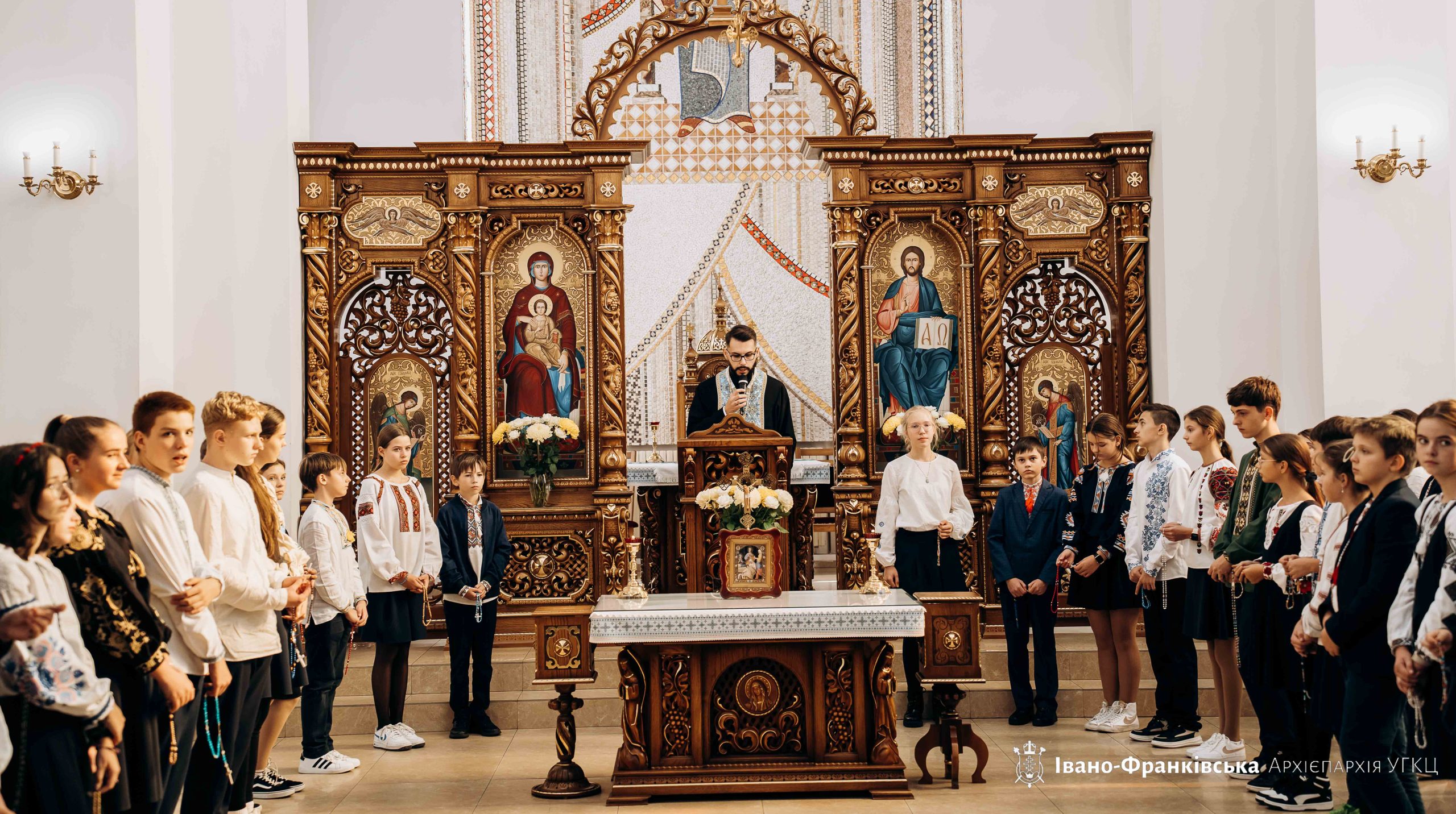 Учні Католицького ліцею єдналися у молитві на вервиці із Владикою Миколою Учні Католицького ліцею єдналися у молитві на вервиці із Владикою Миколою