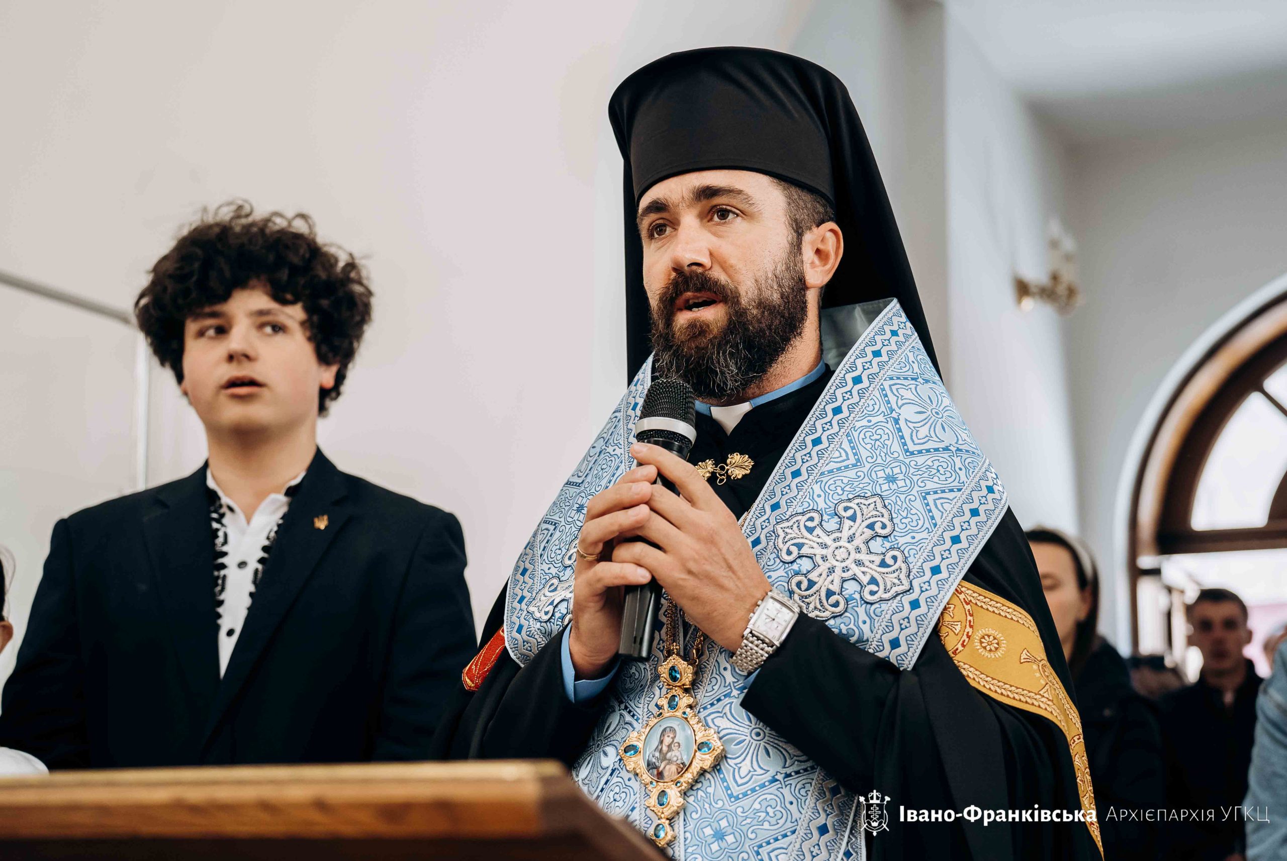 Учні Католицького ліцею єдналися у молитві на вервиці із Владикою Миколою Учні Католицького ліцею єдналися у молитві на вервиці із Владикою Миколою