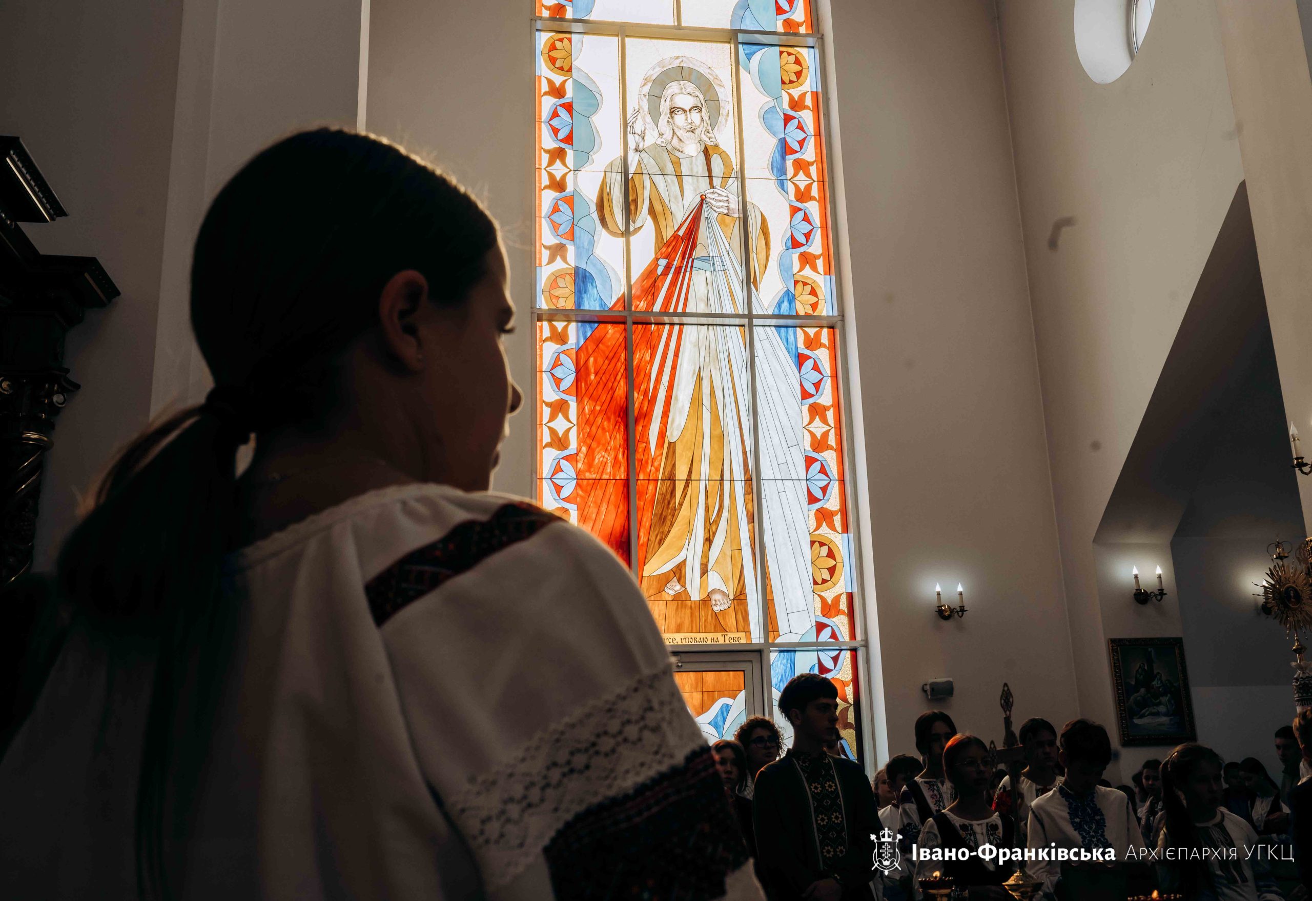 Учні Католицького ліцею єдналися у молитві на вервиці із Владикою Миколою Учні Католицького ліцею єдналися у молитві на вервиці із Владикою Миколою