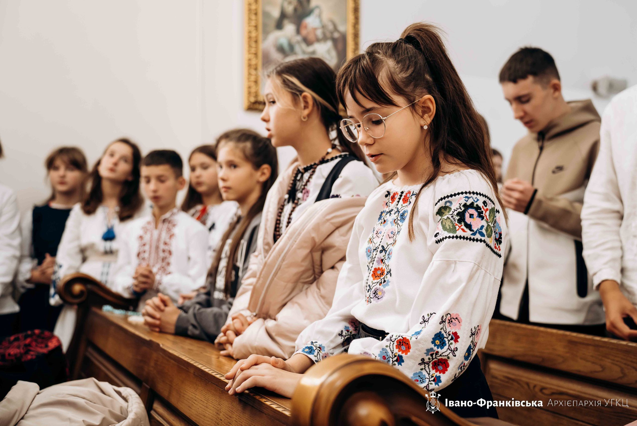 Учні Католицького ліцею єдналися у молитві на вервиці із Владикою Миколою Учні Католицького ліцею єдналися у молитві на вервиці із Владикою Миколою