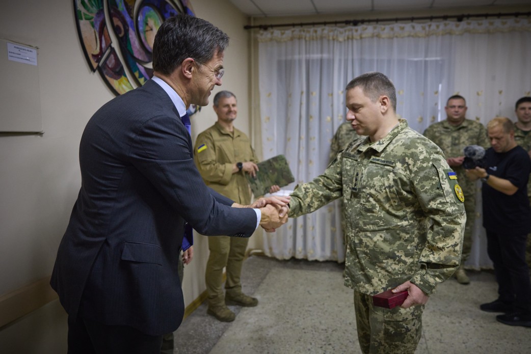 В Одесі Президент відвідав військовий госпіталь і нагородив захисників України та медиків В Одесі Президент відвідав військовий госпіталь і нагородив захисників України та медиків