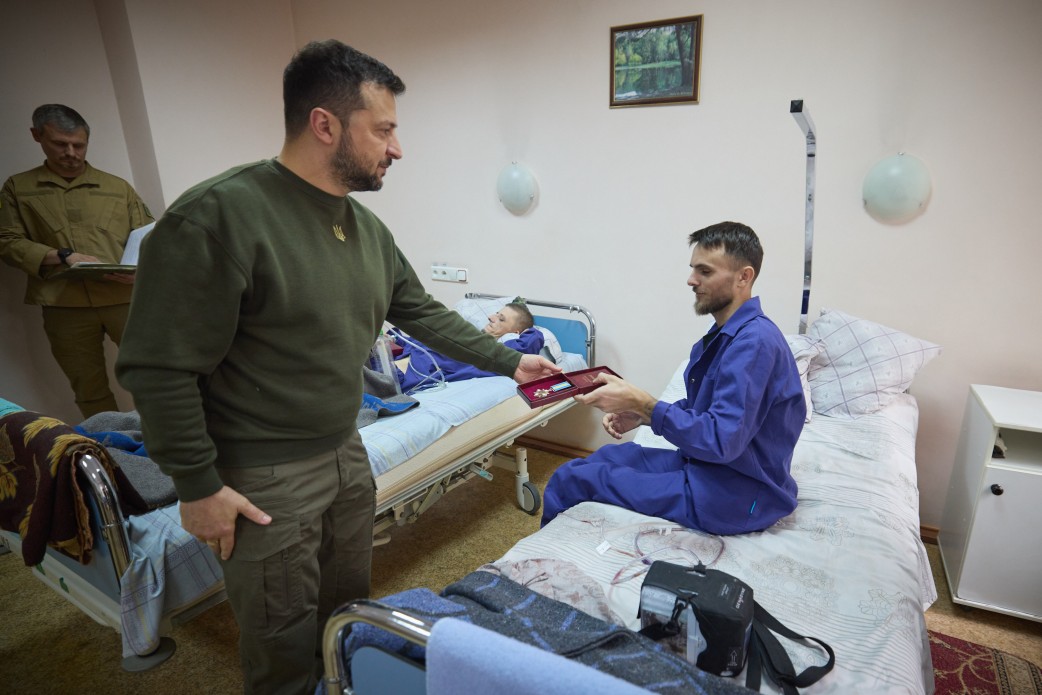 В Одесі Президент відвідав військовий госпіталь і нагородив захисників України та медиків В Одесі Президент відвідав військовий госпіталь і нагородив захисників України та медиків