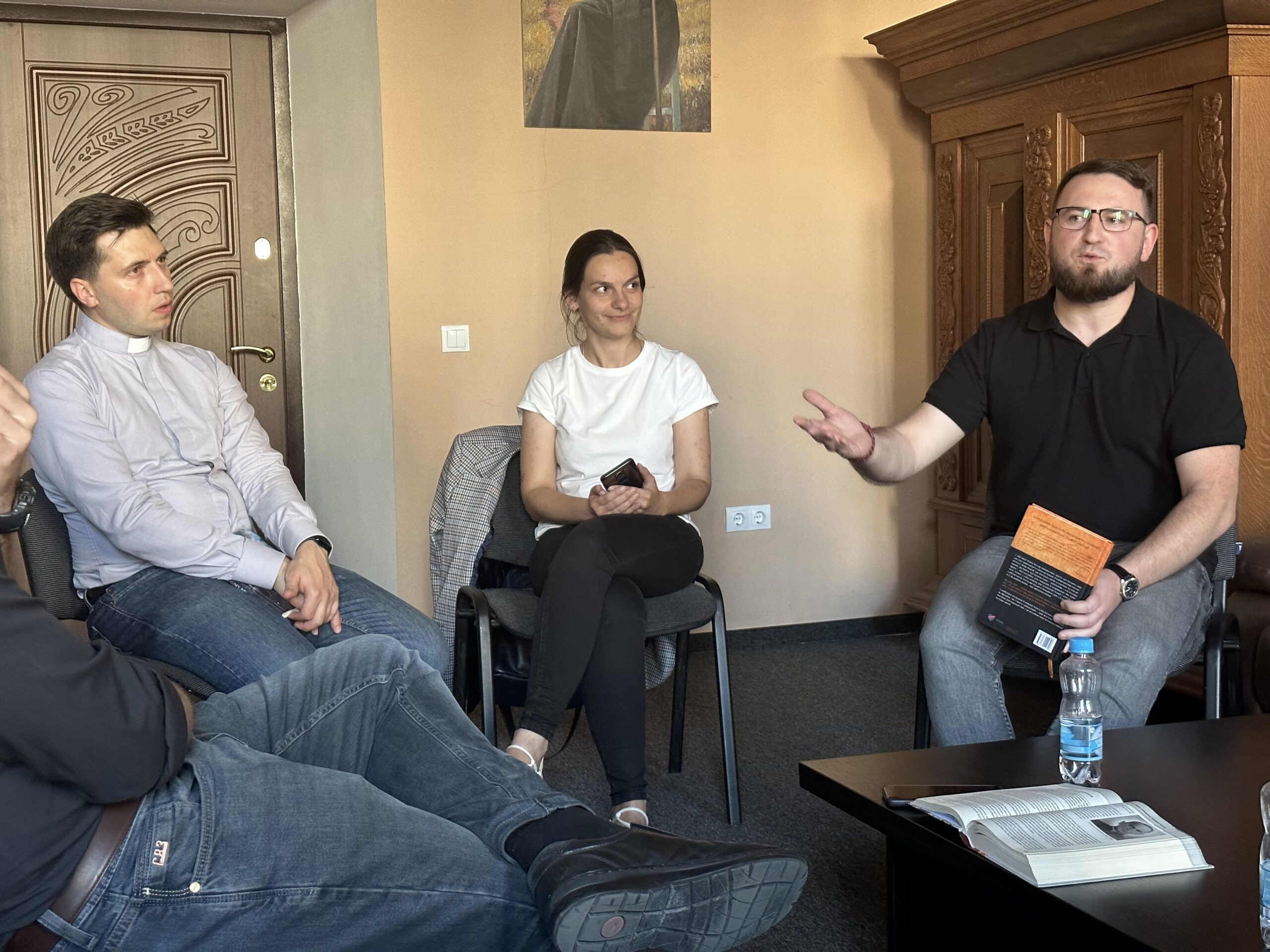 Військові капелани у Львові щомісяця обговорюють прочитані ними книги Військові капелани у Львові щомісяця обговорюють прочитані ними книги