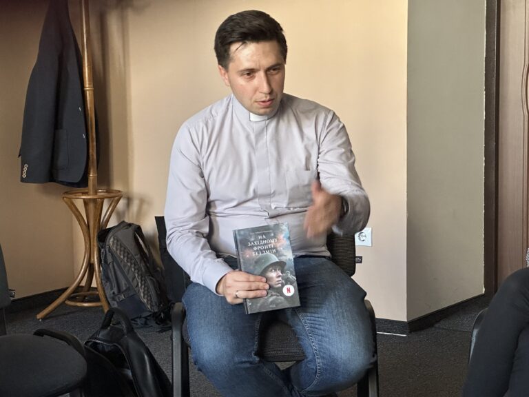 Військові капелани у Львові щомісяця обговорюють прочитані ними книги Військові капелани у Львові щомісяця обговорюють прочитані ними книги