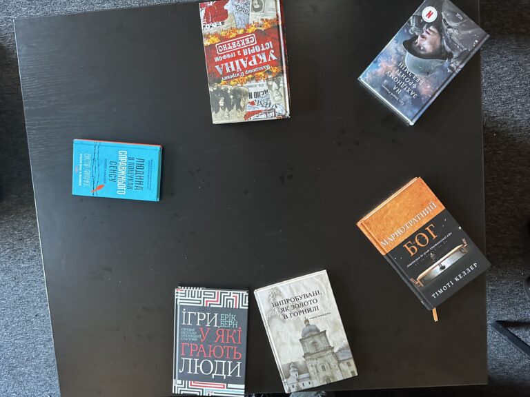 Військові капелани у Львові щомісяця обговорюють прочитані ними книги Військові капелани у Львові щомісяця обговорюють прочитані ними книги