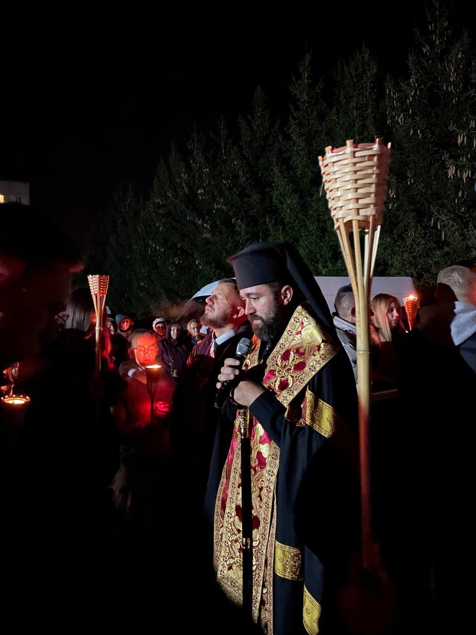 Владика Микола очолив Хресну дорогу у рамках “Святої місії” Владика Микола очолив Хресну дорогу у рамках “Святої місії”