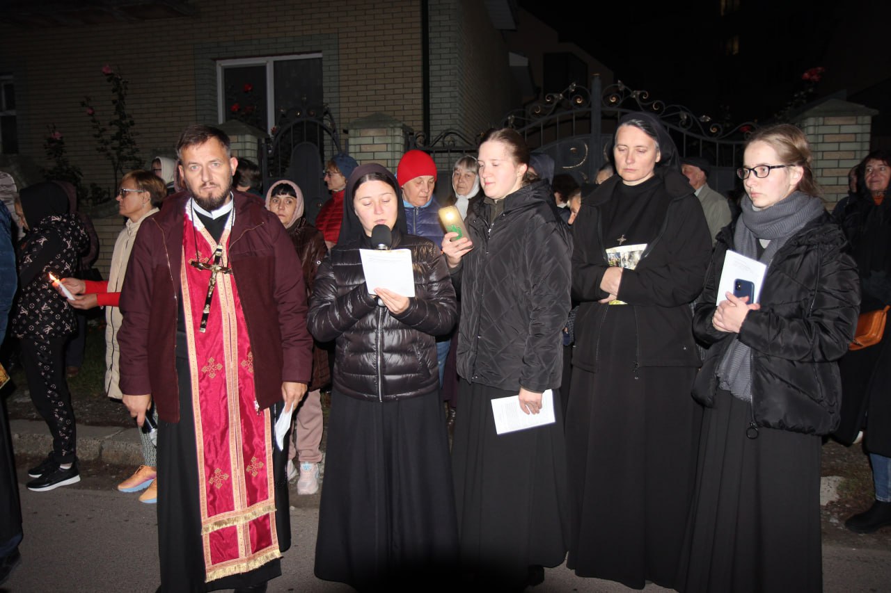 Владика Микола очолив Хресну дорогу у рамках “Святої місії” Владика Микола очолив Хресну дорогу у рамках “Святої місії”
