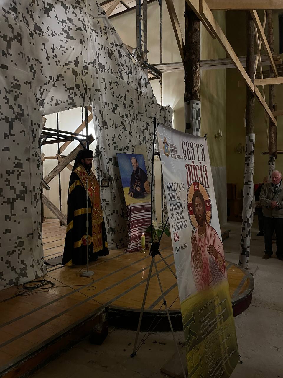 Владика Микола очолив Хресну дорогу у рамках “Святої місії” Владика Микола очолив Хресну дорогу у рамках “Святої місії”