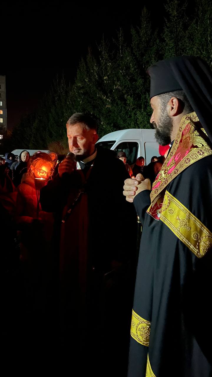 Владика Микола очолив Хресну дорогу у рамках “Святої місії” Владика Микола очолив Хресну дорогу у рамках “Святої місії”