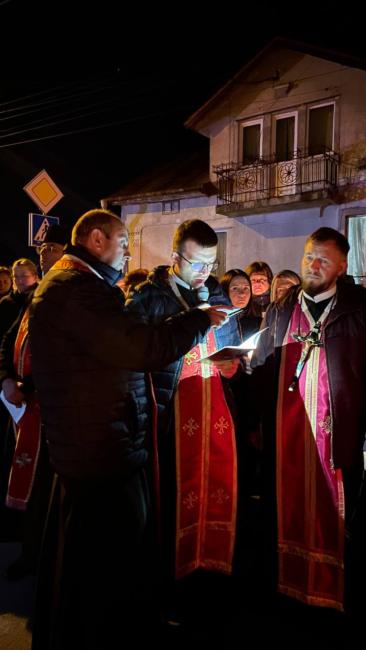 Владика Микола очолив Хресну дорогу у рамках “Святої місії” Владика Микола очолив Хресну дорогу у рамках “Святої місії”