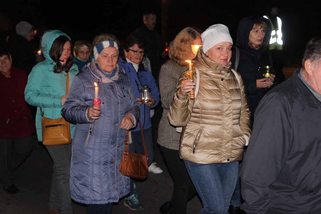 Владика Микола очолив Хресну дорогу у рамках “Святої місії” Владика Микола очолив Хресну дорогу у рамках “Святої місії”