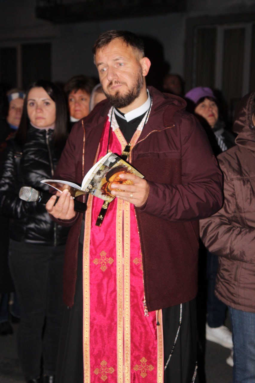 Владика Микола очолив Хресну дорогу у рамках “Святої місії” Владика Микола очолив Хресну дорогу у рамках “Святої місії”