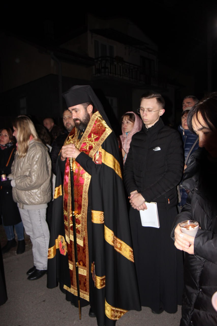 Владика Микола очолив Хресну дорогу у рамках “Святої місії” Владика Микола очолив Хресну дорогу у рамках “Святої місії”