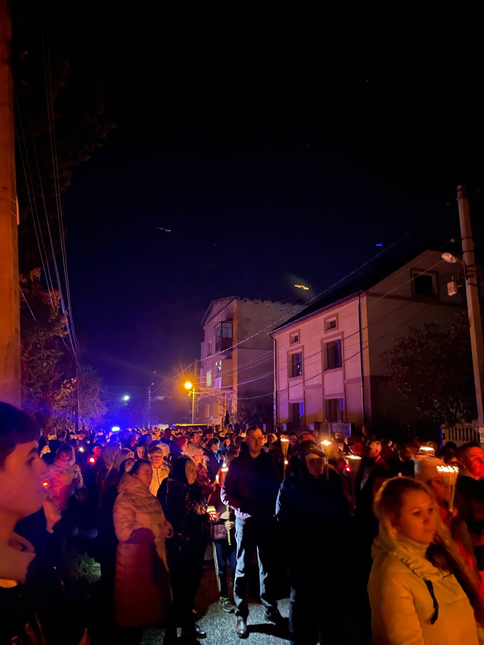 Владика Микола очолив Хресну дорогу у рамках “Святої місії” Владика Микола очолив Хресну дорогу у рамках “Святої місії”