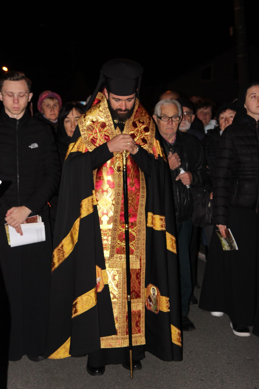 Владика Микола очолив Хресну дорогу у рамках “Святої місії” Владика Микола очолив Хресну дорогу у рамках “Святої місії”