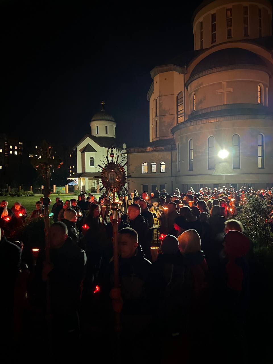 Владика Микола очолив Хресну дорогу у рамках “Святої місії” Владика Микола очолив Хресну дорогу у рамках “Святої місії”