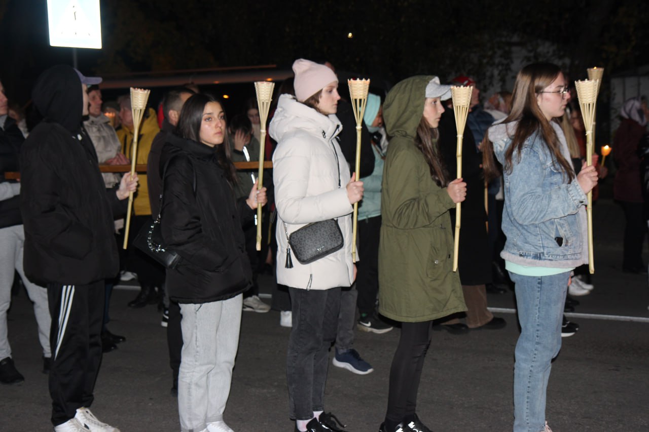 Владика Микола очолив Хресну дорогу у рамках “Святої місії” Владика Микола очолив Хресну дорогу у рамках “Святої місії”