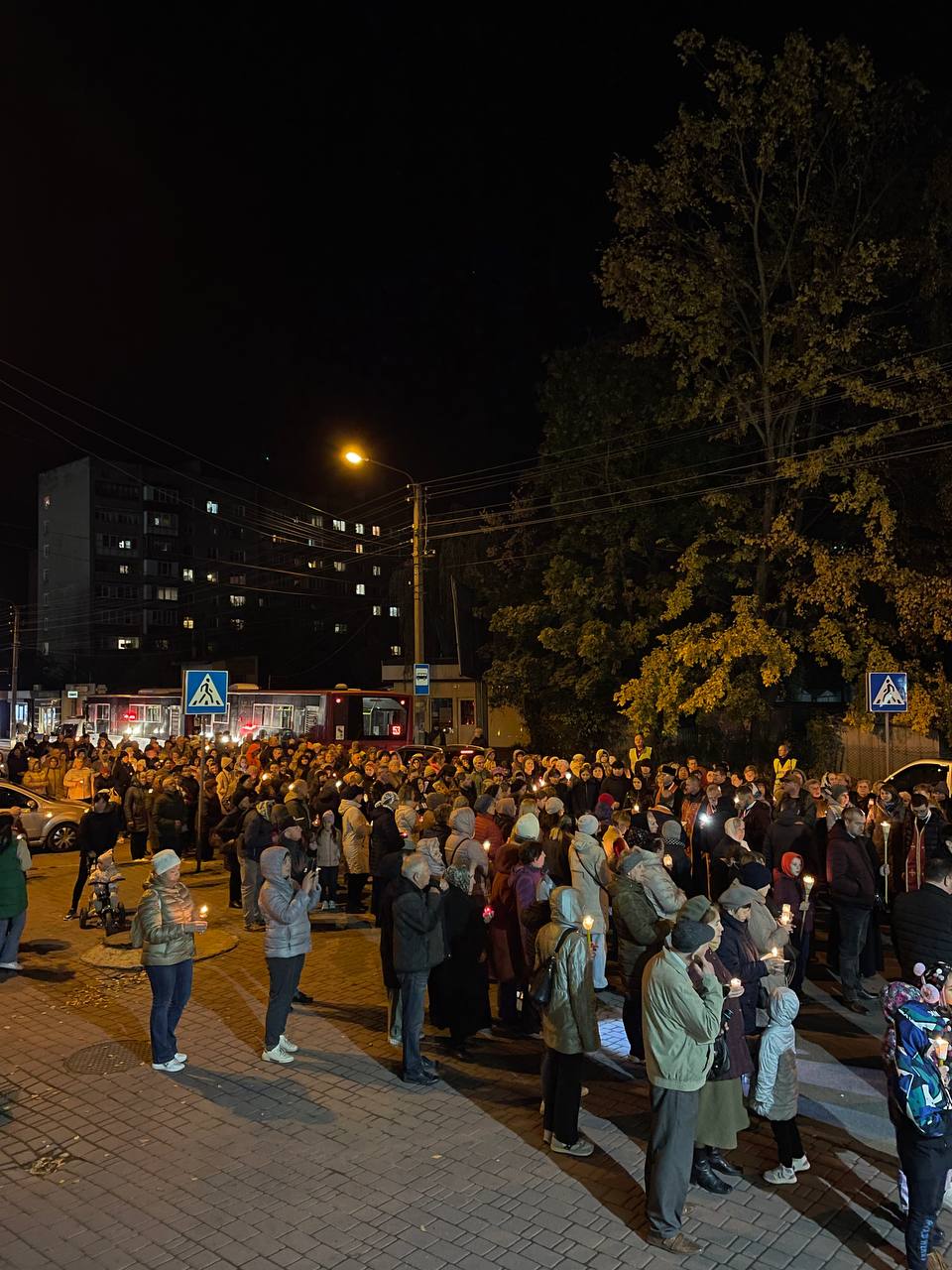 Владика Микола очолив Хресну дорогу у рамках “Святої місії” Владика Микола очолив Хресну дорогу у рамках “Святої місії”