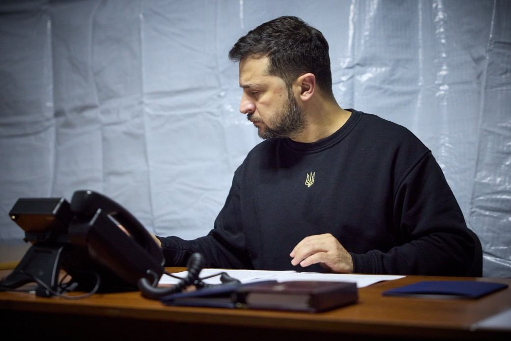 Володимир Зеленський обговорив з Олафом Шольцом оборонну підтримку, рух України до ЄС і ситуацію на Близькому Сході Володимир Зеленський обговорив з Олафом Шольцом оборонну підтримку, рух України до ЄС і ситуацію на Близькому Сході