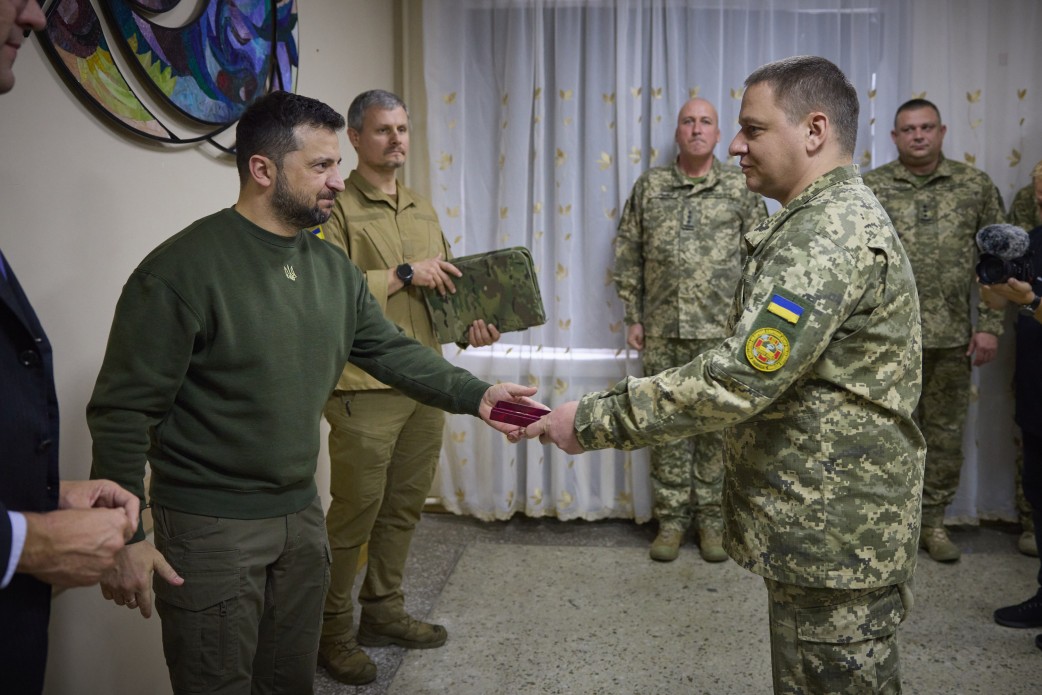 Володимир Зеленський ознайомився з наслідками російських атак на порт Одеси та роботою тимчасових коридорів для експорту зерна Володимир Зеленський ознайомився з наслідками російських атак на порт Одеси та роботою тимчасових коридорів для експорту зерна