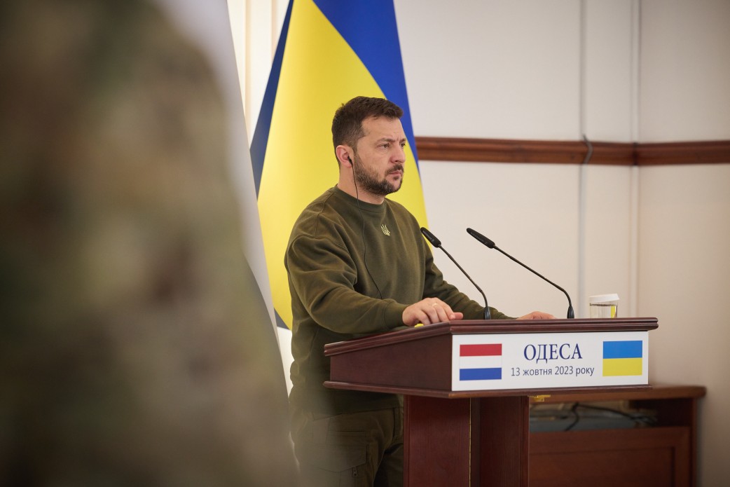 Володимир Зеленський ознайомився з наслідками російських атак на порт Одеси та роботою тимчасових коридорів для експорту зерна Володимир Зеленський ознайомився з наслідками російських атак на порт Одеси та роботою тимчасових коридорів для експорту зерна