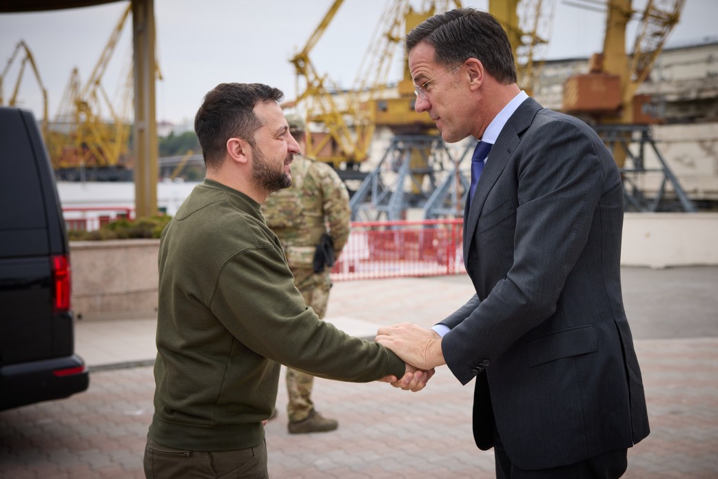 Володимир Зеленський ознайомився з наслідками російських атак на порт Одеси та роботою тимчасових коридорів для експорту зерна Володимир Зеленський ознайомився з наслідками російських атак на порт Одеси та роботою тимчасових коридорів для експорту зерна